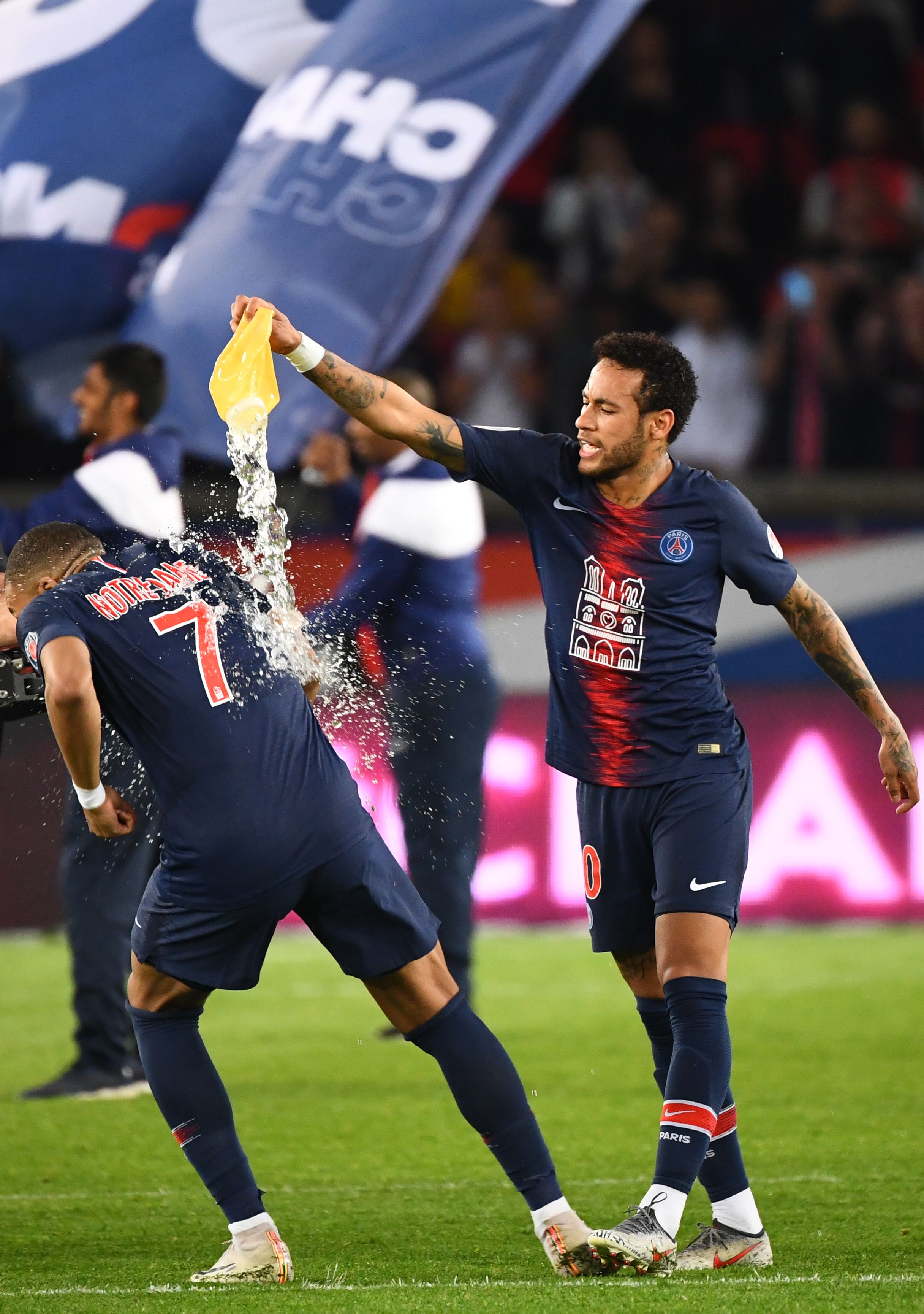 场面已经混乱！有球迷在场内SIUUUU！（现场失序！球迷在场内高喊SIUUUU）