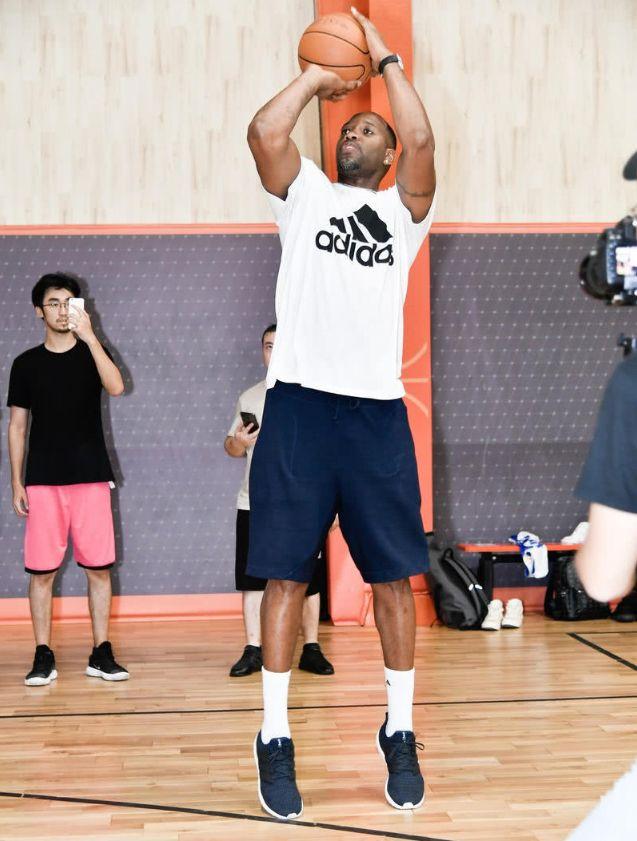 何冲找陈若琳陈芋汐教女儿跳水（何冲请陈若琳、陈芋汐指导女儿跳水）