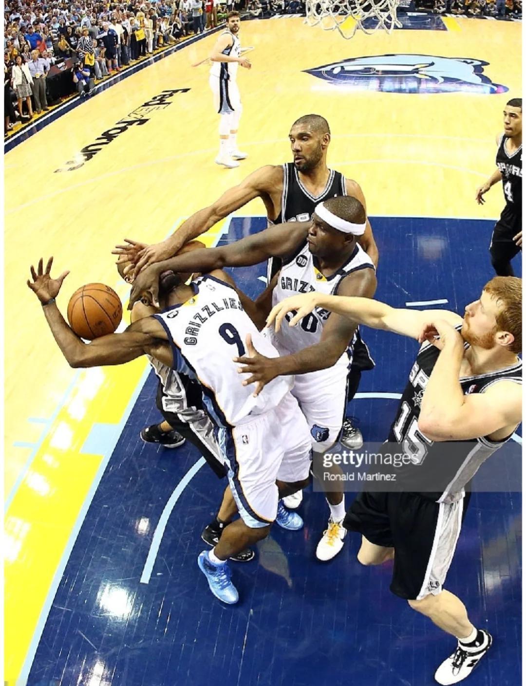 杜兰特高效输出 三节打卡终结悬念（杜兰特火力全开 三节下班锁定胜局）