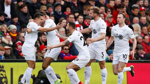 西甲半场：阿尔马达造险，拉波尔特伤退，毕尔巴鄂0-0马竞（西甲半场战况：阿尔马达屡造杀机，拉波尔特伤退，毕尔巴鄂暂0-0马竞）