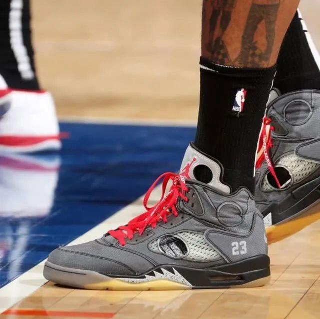 阿劳霍在巴萨已被罚下5次，本世纪仅次于皮克、莫塔和马克斯（阿劳霍在巴萨已5次染红，本世纪仅逊于皮克、莫塔与马克斯）