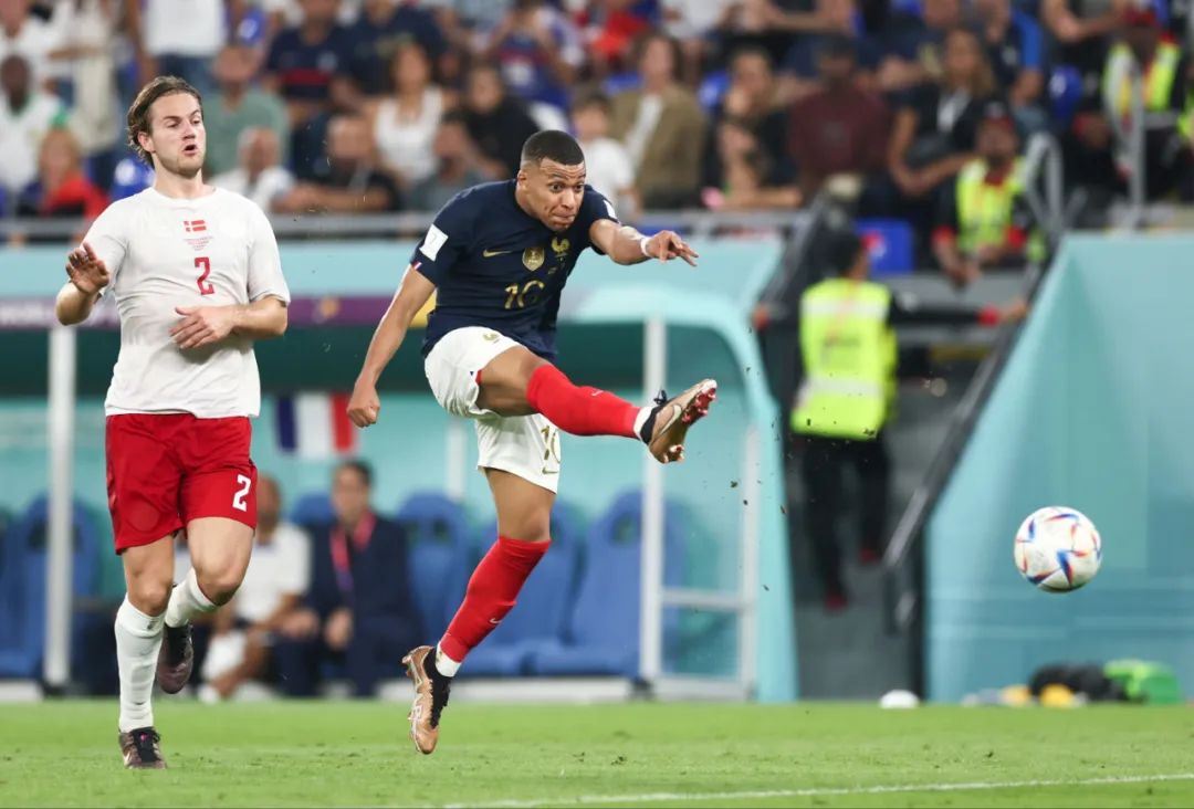 曼联拜仁争夺巴莱巴，球员倾向加盟红魔（曼联与拜仁竞逐巴莱巴，球员更心属红魔）