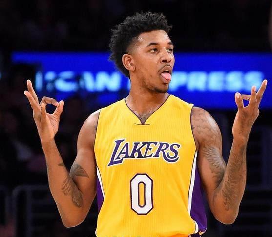 阿森西奥带女友重返伯纳乌，与齐达内一同观看了NFL比赛（阿森西奥携女友回到伯纳乌，与齐达内同场观战NFL）