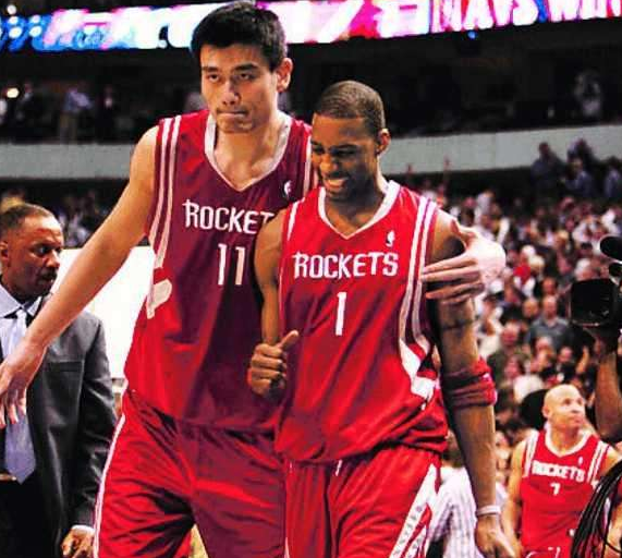 不给冠军面子？为王博颁戒指掉地上，楼明更衣室领奖，球迷：太教条了（冠军礼仪翻车？王博颁戒指意外落地，楼明转赴更衣室领奖，球迷吐槽太教条）