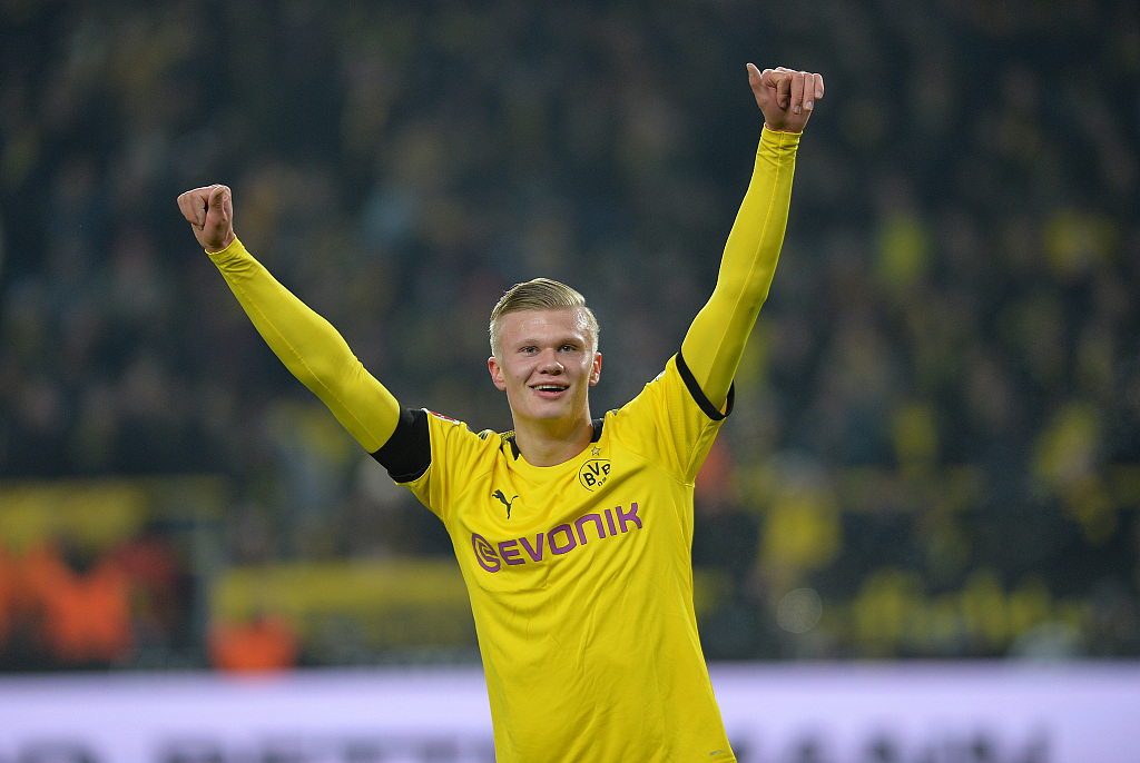 曼联无法复兴 阿莫林临场够差劲 主场1-1西汉姆联领先就乱换人（曼联复兴受阻：阿莫林临场调度遭质疑，主场1-1西汉姆，领先后换人失衡）